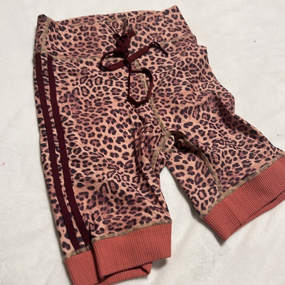 The Upside Leopard Set - Picture 4 of 6